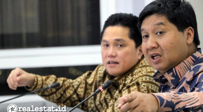 Menteri PKP, Maruarar Sirait (kanan) dan Menteri BUMN, Erick Thohir membahas peluang pemanfaatan aset BUMN untuk rumah rakyat. (Foto: Kementerian PKP)