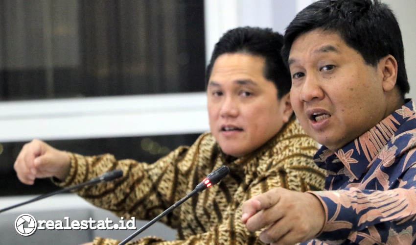 Menteri PKP, Maruarar Sirait (kanan) dan Menteri BUMN, Erick Thohir membahas peluang pemanfaatan aset BUMN untuk rumah rakyat. (Foto: Kementerian PKP)