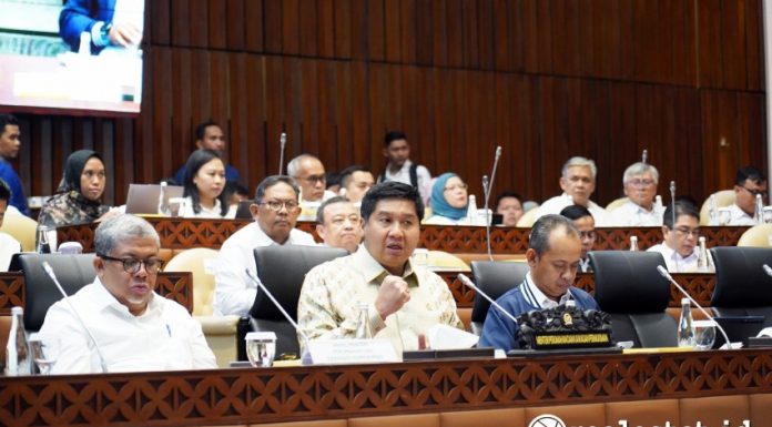 Menteri Perumahan dan Kawasan Permukiman (PKP) Maruarar Sirait, didampingi Wamen PKP, Fahri Hamzah dan jajaran Kementerian PKP dalam Rapat Kerja dengan Komisi V DPR RI, Senin, 4 November 2024. (Foto: Kementerian PKP) 