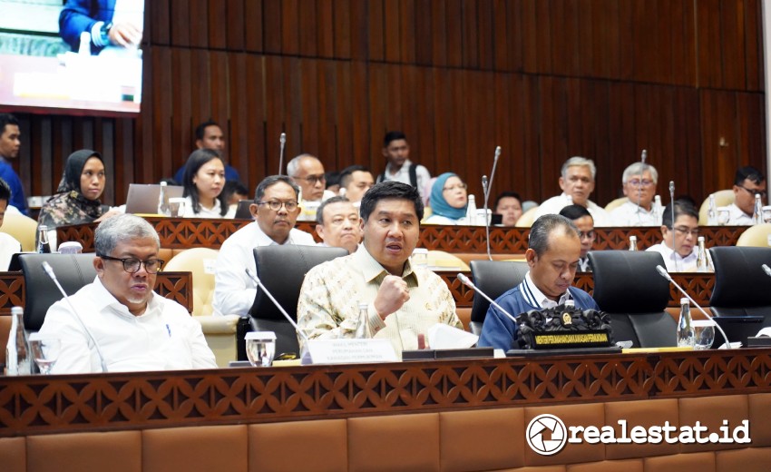 Menteri Perumahan dan Kawasan Permukiman (PKP) Maruarar Sirait, didampingi Wamen PKP, Fahri Hamzah dan jajaran Kementerian PKP dalam Rapat Kerja dengan Komisi V DPR RI, Senin, 4 November 2024. (Foto: Kementerian PKP) 