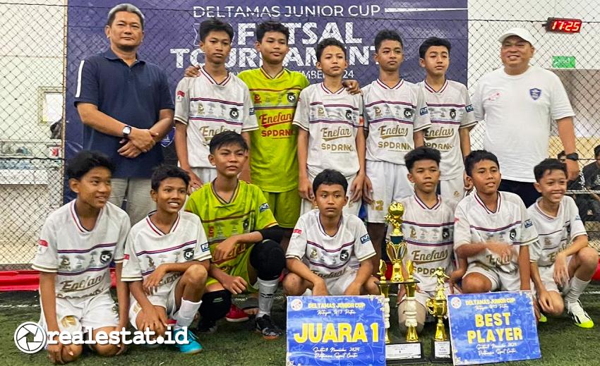 Happy Syarif, Community Relation Safety Security Manager Kota Deltamas menyerahkan Piala bagi Juara 1 Deltamas Junior Futsal Tournament 2024 kategori U13 yakni Tim Spd Academy Karawang. (Foto: Istimewa)