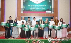 Jajaran manajemen Sinar Mas Land, Yayasan Mama Papa, Kantor Urusan Agama (KUA) Kecamatan Pagedangan dan Perwakilan Pejabat Kecamatan Pagedangan, Kabupaten Tangerang secara simbolis menyerahkan hadiah kepada para pemenang Lomba Baca Al-Quran pada Ahad, 3 November 2024 di Kantor Kecamatan Pagedangan. (Foto: Istimewa)