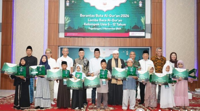 Jajaran manajemen Sinar Mas Land, Yayasan Mama Papa, Kantor Urusan Agama (KUA) Kecamatan Pagedangan dan Perwakilan Pejabat Kecamatan Pagedangan, Kabupaten Tangerang secara simbolis menyerahkan hadiah kepada para pemenang Lomba Baca Al-Quran pada Ahad, 3 November 2024 di Kantor Kecamatan Pagedangan. (Foto: Istimewa)