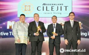 Liong Subur Kusuma, General Manager Marketing Modernland Cilejit (kedua dari kiri) didampingi Syaifullah, Town Management Dept. Head Modernland Cilejit (ketiga dari kiri) saat menerima penghargaan Properti Indonesia Award 2024, Jumat, 29 November 2024. (Foto: Istimewa)