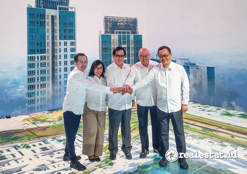 Director PT Summarecon Agung Tbk, Sharif Benyamin (tengah) berfoto bersama dengan pimpinan manajemen dari sembilan kawasan township di gelaran Summarecon Expo 2024. (Foto: RealEstat.id/Adhitya Putra)