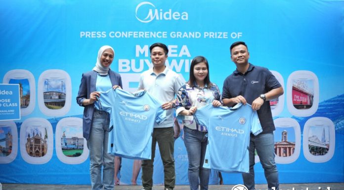 Tiga Pemenang Grand Prize Program Midea Buy.Win.Fly 2.0 ke Inggris (Foto: Istimewa)