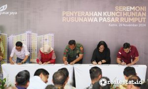 Perwakilan penghuni Rusun Pasar Rumput menandatangani dokumen saat acara serah terima unit, Kamis, 28 November 02024. (Foto: Kementerian PKP) 