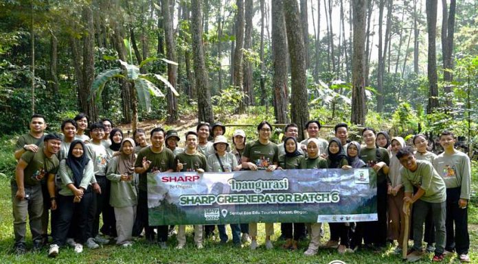 Anggota Sharp Greenerator bersama perwakilan Sharp Indonesia. (Foto: Istimewa)