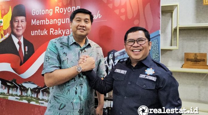 Menteri PKP, Maruarar Sirait (kiri) bersama Ketua Umum DPP APERSI, Juanidi Abdillah, usai pertemuan  di Kantor Kementerian PKP, Jakarta, Jumat, 6 Desember 2024. (Foto: Dok. Kementerian PKP) 