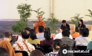 Bhikkhu Dhammasubho Mahāthera saat sharing session di President University, Kamis, 28 November 2024. (Foto: Istimewa) 