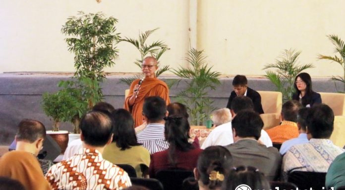 Bhikkhu Dhammasubho Mahāthera saat sharing session di President University, Kamis, 28 November 2024. (Foto: Istimewa) 