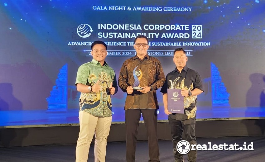 Rahmat Ananda Margiyanto (Staff CSR Education & Literacy Sinar Mas Land), Teguh Azmi Pamungkas (Assistance Vice President Corporate Social Responbility Sinar Mas Land), Trapsilo Hari Wibowo (Assistance Manager CSR Education & Literacy Sinar Mas Land) dalam seremonial pemberian penghargaan Bronze pada ajang Indonesia Corporate Sustainability (ICS) Award 2024 pada kategori Best Practice in Education.