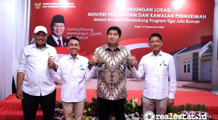 Menteri PKP, Maruarar Sirait (kedua dari kanan) saat meninjau rumah subsidi di Bogor, Jumat, 27 Desember 2024. (Foto: Kementerian PKP)