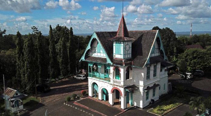 Keindahan arsitektur dari bangunan peninggalan zaman kolonial Belanda, Villa  Yuliana di Sulawesi Selatan. (Sumber: Lion Mag)