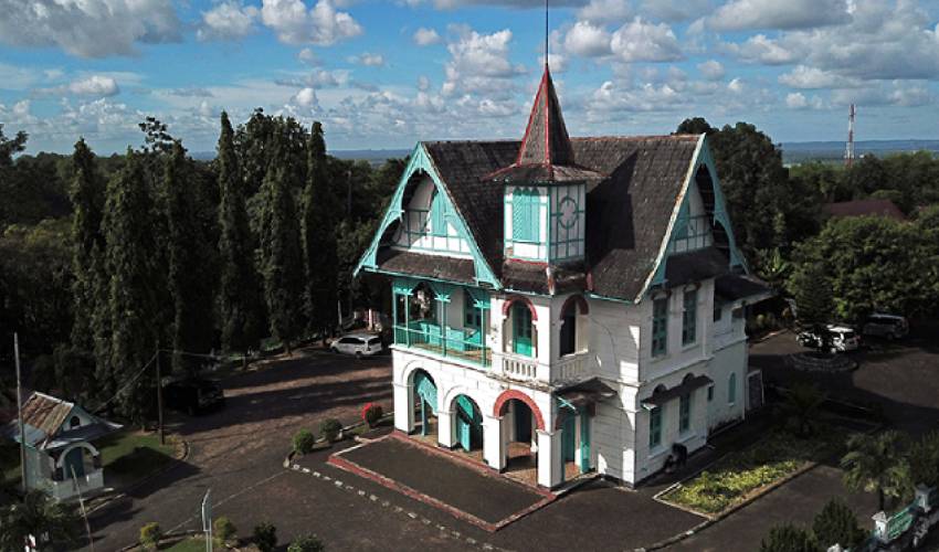 Keindahan arsitektur dari bangunan peninggalan zaman kolonial Belanda, Villa  Yuliana di Sulawesi Selatan. (Sumber: Lion Mag)