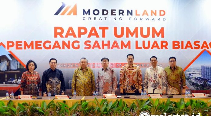 Dari kiri ke kanan: Nita Tanawidjaja, Komisaris Independen PT Modernland Realty Tbk; Iwan Suryawijaya, Komisaris Independen PT Modernland Realty Tbk; Luntungan Honoris, Komisaris Utama PT Modernland Realty Tbk; William Honoris, Direktur Utama PT Modernland Realty Tbk; Herman, Direktur PT Modernland Realty Tbk; Fetrizal Bobby Heryunda, Direktur PT Modernland Realty Tbk; dan Pascall Wilson, Direktur PT Modernland Realty Tbk saat acara Rapat Umum Pemegang Saham Luar Biasa (RUPSLB) PT Modernland Realty Tbk.