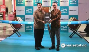 (Dari kiri ke kanan) Henry Riady, CEO of Lippo Malls Indonesia dan Masanori Takeda, Director, Executive Officer & Vice President Nitori Holdings Co., Ltd, dengan bangga mengumumkan pembukaan toko keduanya di Lippo Mall Puri, Jakarta. (Sumber: Nitori Group)