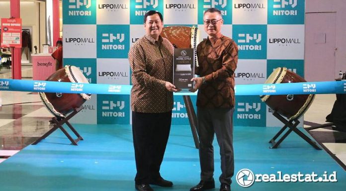 (Dari kiri ke kanan) Henry Riady, CEO of Lippo Malls Indonesia dan Masanori Takeda, Director, Executive Officer & Vice President Nitori Holdings Co., Ltd, dengan bangga mengumumkan pembukaan toko keduanya di Lippo Mall Puri, Jakarta. (Sumber: Nitori Group)