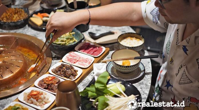 Salah satu pengunjung Noya Thai Grill & Hotpot menikmati kuliner khas Thailand. (Sumber: NOYA)