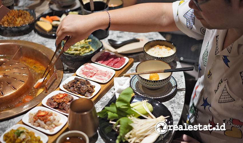 Salah satu pengunjung Noya Thai Grill & Hotpot menikmati kuliner khas Thailand. (Sumber: NOYA)