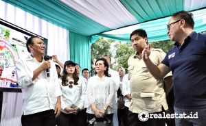 Direktur Utama Perumnas, Budi Saddewa Soediro (kiri) memberi penjelasan kepada Menteri PKP, Maruarar Sirait (kedua dari kanan) dan Wakil Menteri BUMN, Kartika Wirjoatmodjo (kanan). (Foto: Kementerian PKP)