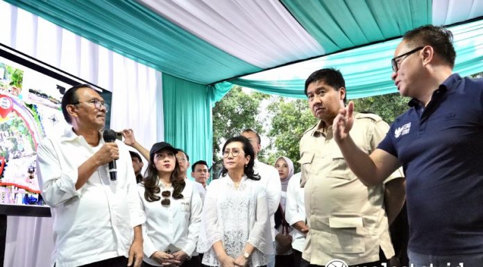 Direktur Utama Perumnas, Budi Saddewa Soediro (kiri) memberi penjelasan kepada Menteri PKP, Maruarar Sirait (kedua dari kanan) dan Wakil Menteri BUMN, Kartika Wirjoatmodjo (kanan). (Foto: Kementerian PKP)