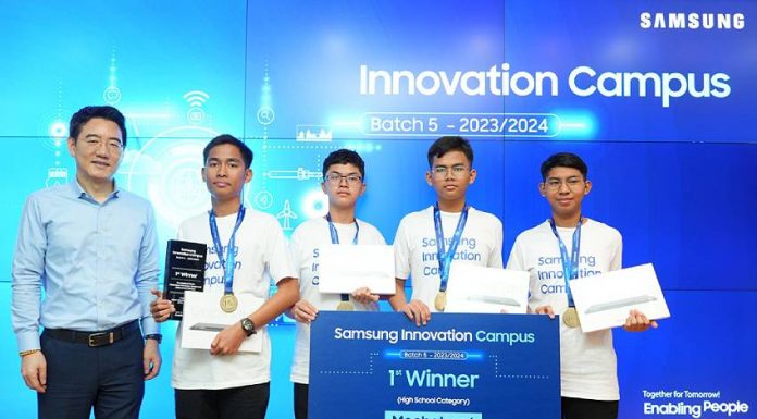 Para peserta lulusan Samsung Innovation Campus Batch 5 periode 2023/2024 berfoto bersama dengan  President Samsung Electronics Indonesia, Harry Lee. (Sumber: Samsung Indonesia)