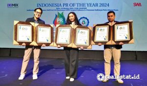 Perwakilan Sharp menujukan sertifikat penghargaan dari Indonesia PR of the Year 2024. (Foto: Istimewa)