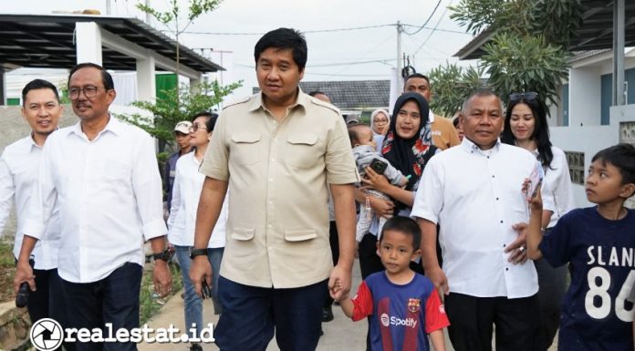 Menteri PKP, Maruarar Sirait saat mengunjungi Perumahan Subsidi Pasadena Paseh, Bandung. (Foto: Dok. Kementerian PKP) 