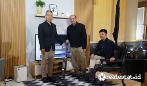 Perwakilan Sharp Indonesia bersama perwakilan Sharp Corporation menunjukan produk vacuum cleaner, Kamis (05/12/2024) di Hotel Mulia, Jakarta. Vacuum cleaner ini merupakan bagian dari small home appliance terbaru yang dirilis di akhir tahun 2024. (Sumber: Sharp Indonesia)