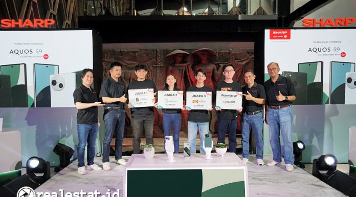 Perwakilan Sharp  menyerahkan hadiah secara simbolis kepada para pemenang Sharp Content Creator Hunt. (Foto: Dok. Sharp Indonesia) 