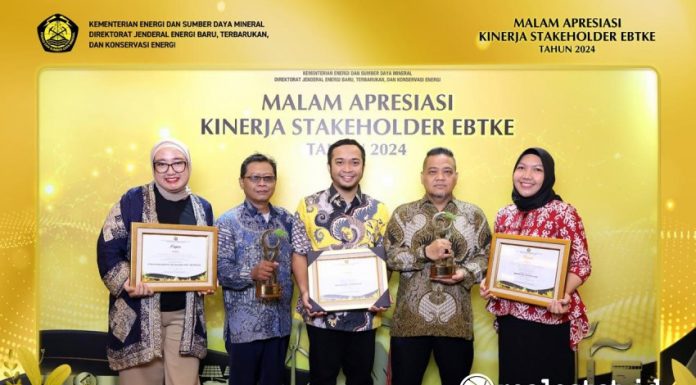 Jessica Agusna (Carbon Mitigation Staff Sinar Mas Land), Toni Hartono (Assistant Manager Building Maintenance & Improvement Sinar Mas Land), Sessario Bayu Mangkara  (AVP Green Initiative Sinar Mas Land), Adhityo Galih Priyambodo (Vice President CSR & Green Initiative Sinar Mas Land), dan Balqis Afifah (Assistant Manager Energy & Carbon Mitigation Sinar Mas Land) dalam acara Energi Baru Terbarukan dan Konservasi Energi (EBTKE) Award 2024 Kementerian ESDM yang diadakan di Hotel Mulia Senayan pada Selasa, 17 Desember 2024.