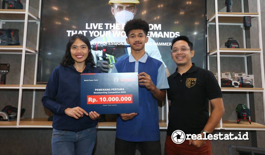 Virgo Dia Adinata dan Andrew Yulius Purnomo yang berhasil menjadi pemenang Bosch Woodworking Competition 2024 dengan memadukan kayu jati dan anyaman rotan-RealEstat.id