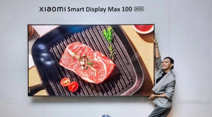 Patricia Gouw, Selebriti & Content Creator menunjukkan bentangan layar Xiaomi Smart Display Max 100 yang menghadirkan hiburan selaiknya di bioskop. (Foto: RealEstat.id/Adhitya Putra)