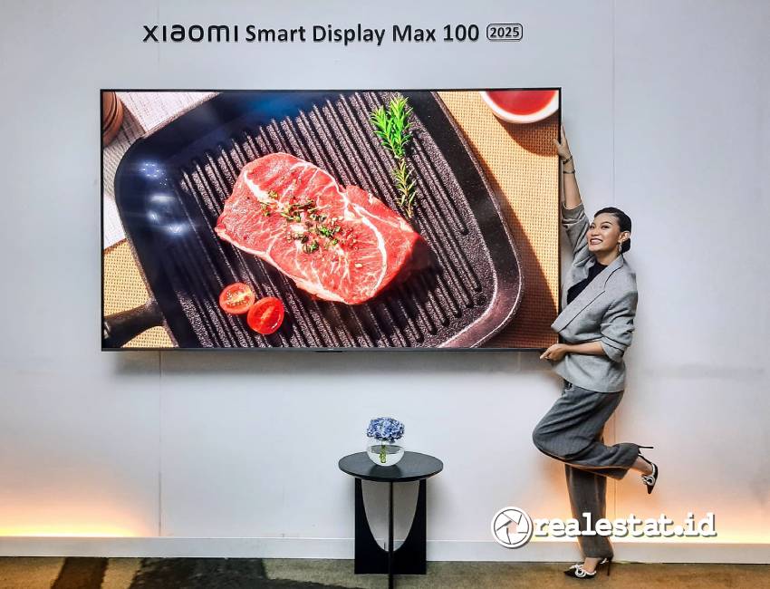 Patricia Gouw, Selebriti & Content Creator menunjukkan bentangan layar Xiaomi Smart Display Max 100 yang menghadirkan hiburan selaiknya di bioskop. (Foto: RealEstat.id/Adhitya Putra)