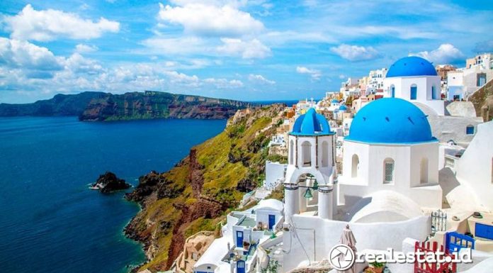 Pulau Santorini di Yunani yang menjadi salah satu tempat wisata populer di dunia. (Sumber: Shutterstock/singhnature)