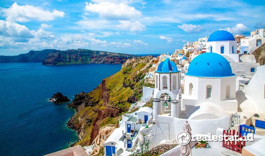 Pulau Santorini di Yunani yang menjadi salah satu tempat wisata populer di dunia. (Sumber: Shutterstock/singhnature)