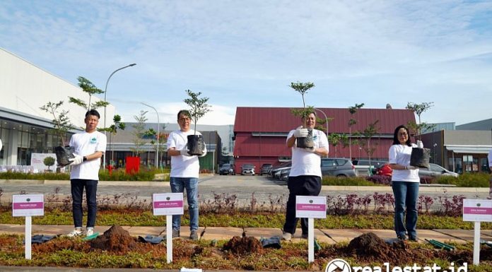 Dari kiri ke kanan: Takahiro Osugi (President Director PT AEON Indonesia), Surya Adil Wijaya (Director Eastvara), Sudarmadi Salim  (GM Operation & Business Development), dan Anna Budiman (CEO Commercial BSD - Sinar Mas Land) secara simbolis melakukan penanaman pohon bersama pada hari Sabtu, 25 Januari 2025 di Area Parkir Eastvara BSD City. (Foto: Istimewa)