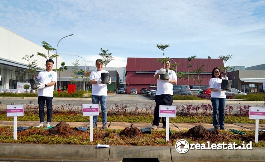 Dari kiri ke kanan: Takahiro Osugi (President Director PT AEON Indonesia), Surya Adil Wijaya (Director Eastvara), Sudarmadi Salim  (GM Operation & Business Development), dan Anna Budiman (CEO Commercial BSD - Sinar Mas Land) secara simbolis melakukan penanaman pohon bersama pada hari Sabtu, 25 Januari 2025 di Area Parkir Eastvara BSD City. (Foto: Istimewa)