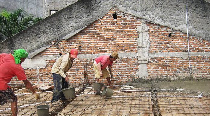 Pekerja sedang melakukan cor beton manual. (Sumber: Dbest Kontraktor)