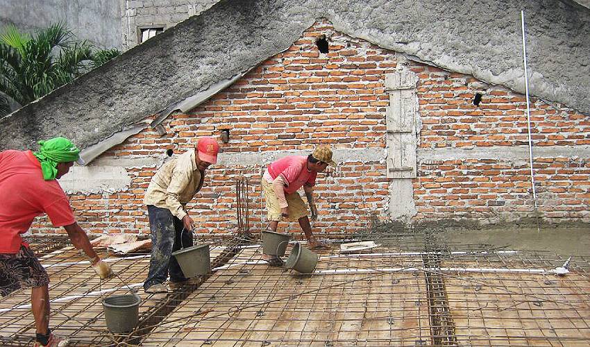 Pekerja sedang melakukan cor beton manual. (Sumber: Dbest Kontraktor)