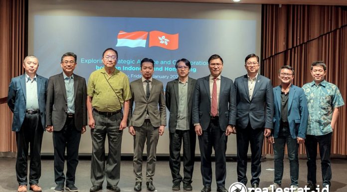 Mulyawan Gani, CEO Digital Business Sinar Mas Land (tengah) dan Bayu Seto, Partner Living Lab Ventures (kedua dari kanan), menyambut delegasi industri dan organisasi terkemuka dari Hong Kong dalam rangka kunjungan industri ke Indonesia. (Foto: Dok. Sinar Mas Land)