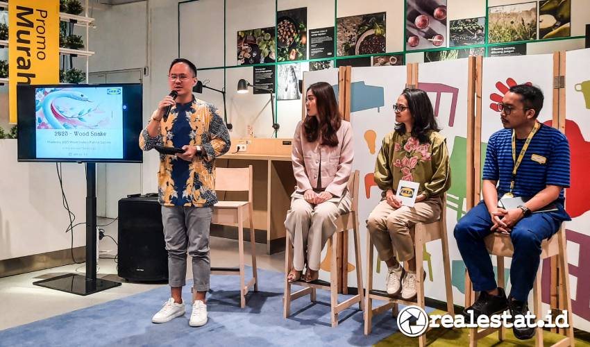 BaZi and Feng shui practitioner, Bryant Santoso saat menerangkan ilmu Feng Shui dalam dekorasi ruangan untuk menyambut Perayaan Tahun Baru Imlek, Kamis (24/01/2025) di IKEA Mall Taman Anggrek, Jakarta. (Sumber: RealEstat.id/Adhitya Putra)