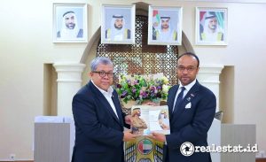 Wamen PKP, Fahri Hamzah (kiri) saat bertemu dengan Duta Besar Uni Emirat Arab (UEA) Abdulla Salem Al-Dhaheri di kantor Kedutaan UEA, Selasa 20 Januari 2025. (Foto: Dok. Kementerian PKP)