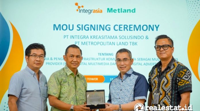 Dari kiri ke kanan:
Santoso, Direktur, PT Metropolitan Land Tbk; Anhar Sudradjat, Presiden Direktur, PT Metropolitan Land Tbk; Edi Suryo Broto, President Direktur, PT Integra Kreasitama Solusindo; dan 
Eko Abdurahman,  Direktur Sales, PT Integra Kreasitama Solusindo setelah prosesi Signing Ceremony Metland dengan Integrasia, Rabu, 15 Januari 2024. (Foto: Istimewa)