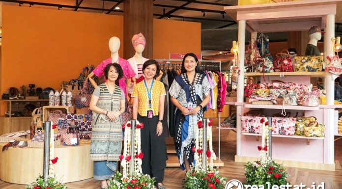 Dari kiri ke kanan: Tasya Widya Krisnadi, Direktur Pendopo, bersama Vivi Savitri, Vice President Sales & Komersial Taman Mini Indonesia Indah, meresmikan kehadiran merchandise store Pendopo di TMII, Senin, 13 Januari 2025. (Foto: Istimewa) 