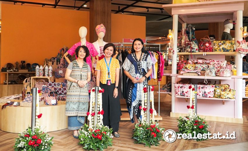 Dari kiri ke kanan: Tasya Widya Krisnadi, Direktur Pendopo, bersama Vivi Savitri, Vice President Sales & Komersial Taman Mini Indonesia Indah, meresmikan kehadiran merchandise store Pendopo di TMII, Senin, 13 Januari 2025. (Foto: Istimewa) 