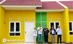 Hadiana, Direktur Utama PT Kreasi Prima Nusantara (tengah) di perumahan Pesona Prima 8 Banjaran (Foto: Kreasi Prima Land)