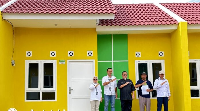 Hadiana, Direktur Utama PT Kreasi Prima Nusantara (tengah) di perumahan Pesona Prima 8 Banjaran (Foto: Kreasi Prima Land)