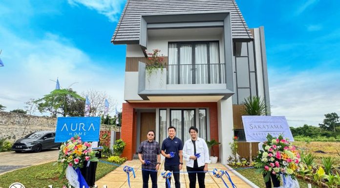 Dari kiri ke kanan: Herman Oei, Perwakilan Shareholder Sakatama Development; Henry Firtanto, Direktur Utama Sakatama Development; dan Raffi Marwan, Perwakilan Komisaris Utama Sakatama Development saat launching Aura Home, Sabtu, 18 Januari 2025. (Foto: Istimewa)